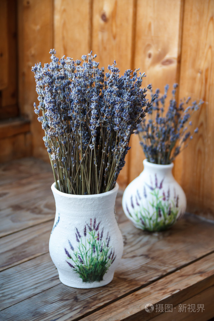 薰衣草的花是在窗口上的一个花瓶