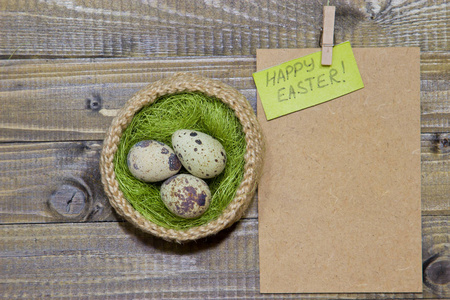 复活节彩蛋在篮子里。黄麻，剑麻绿色针织一篮子