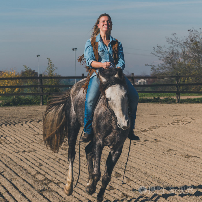 漂亮的女孩她灰色的骑马