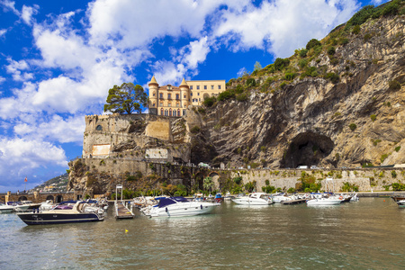 阿马尔菲海岸Maiori，风景与城堡。意大利