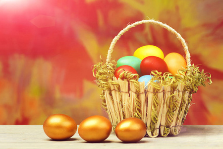 春天复活节假期 彩蛋和金黄色的蛋在篮子里