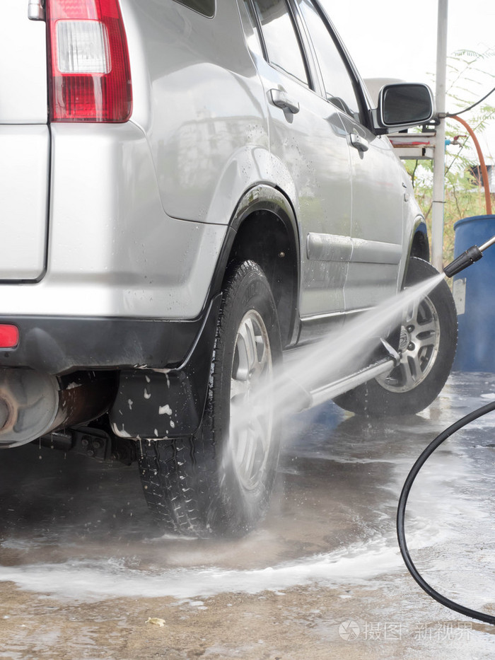 汽车在洗车场