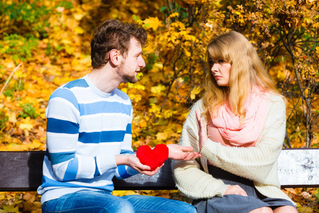 男人对女孩坐在公园长椅上坦白的爱