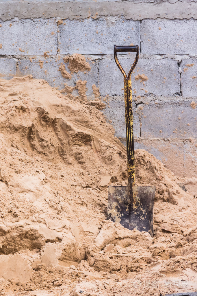 铁铲在沙堆中休息