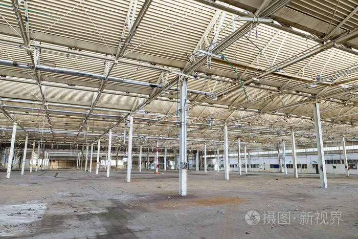 废弃的工业厂房内部被宠坏和毁坏的工业大厅细节金融危机就业损失