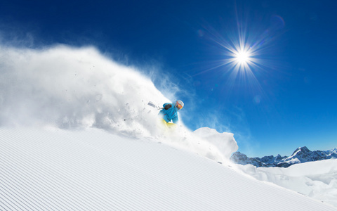 在高山滑雪下坡滑雪者