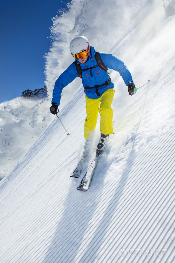 在高山滑雪下坡滑雪者