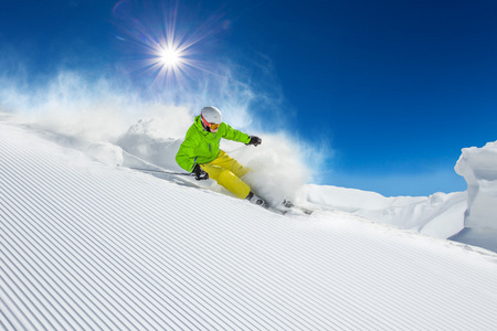 在高山滑雪下坡滑雪者