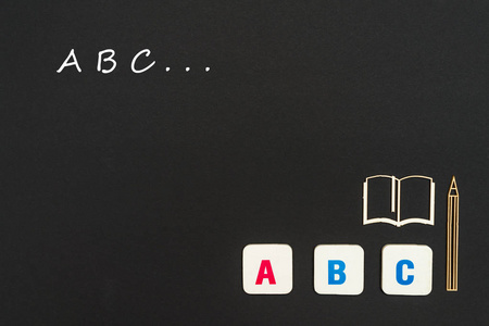 abc 字母和纸板微型黑板上的文本 abc
