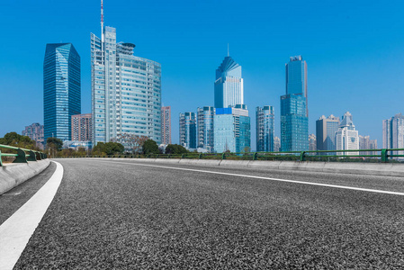 穿过市中心的空旷的公路旅行