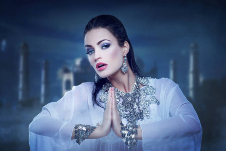 美丽公主肚皮舞在东方的夜晚照片