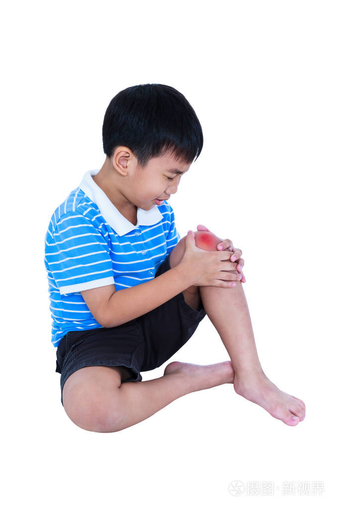 充分的儿童在膝盖受伤的身体白色背景上孤立