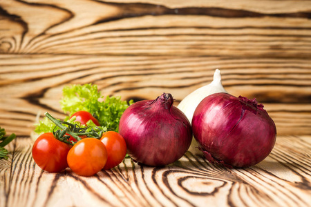 与各种生有机蔬菜, 如西红柿, 草药, 洋葱和大蒜组成。排毒饮食