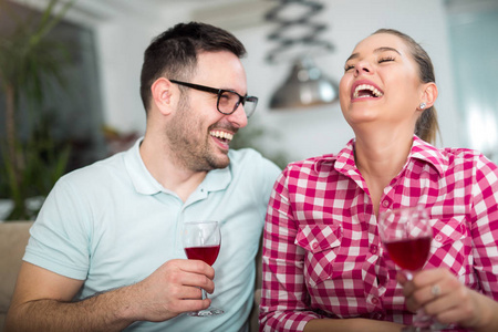 开朗对年轻夫妇在家中酒敬酒的照片
