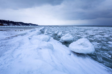 波兰格丁尼亚波罗的海的冰冻海岸线