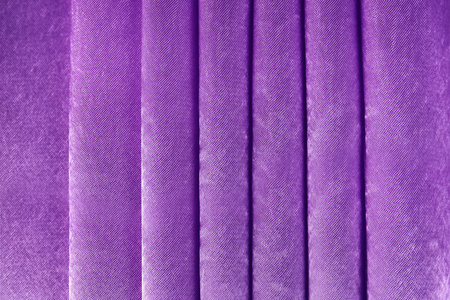 折叠的淡紫色布