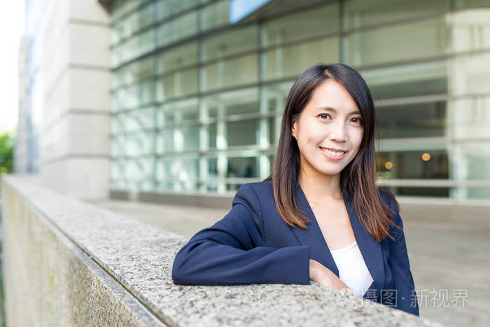 在室外的年轻亚洲女商人