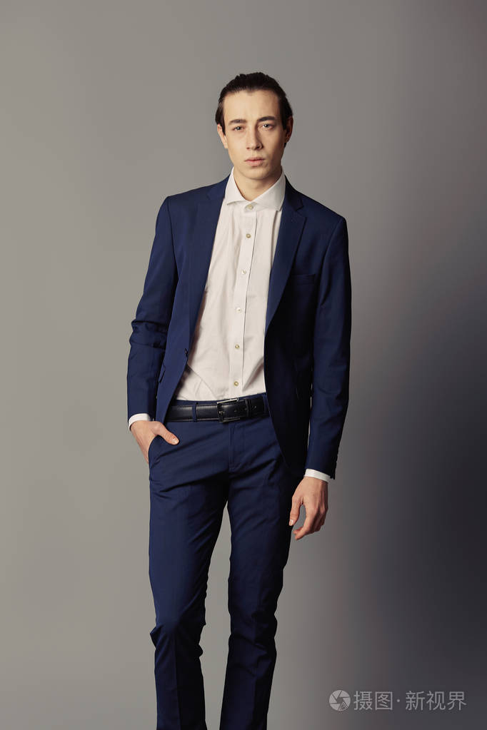 商业时尚男人穿蓝色西服,白色衬衫