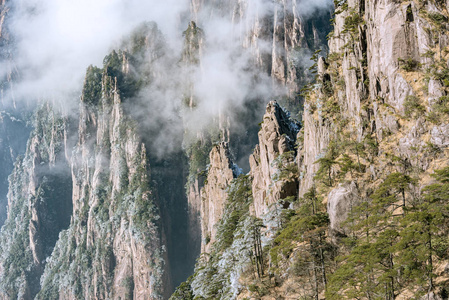 云层之上黄山国家公园的山峰