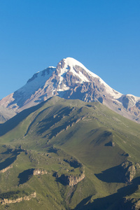 白雪皑皑的山峰