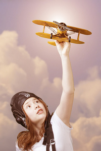 可爱的年轻女孩与飞机模型