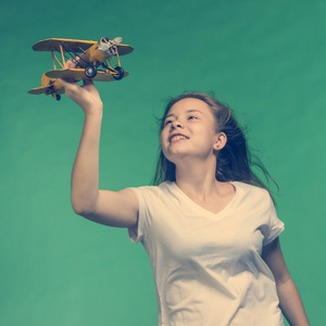 可爱的小女孩玩飞机模型