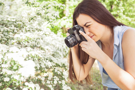女性拍照自然与复古旧相机