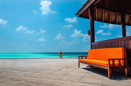 美丽的景色, 印度洋的绿松石水从一个小屋的码头, 马尔代夫