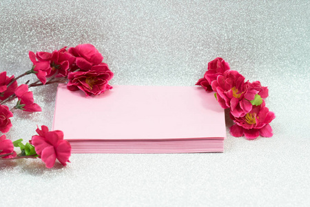 银色背景带花的粉红色信封
