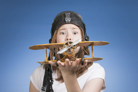 可爱的年轻女孩与飞机模型