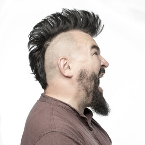 莫霍克发型愤怒尖叫的人照片