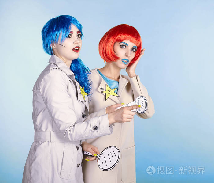 女侦探调查犯罪年轻女性在滑稽的流行音乐