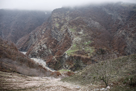 Lahic, 阿塞拜疆, 大高加索, 山上有雾的冬季景观全景