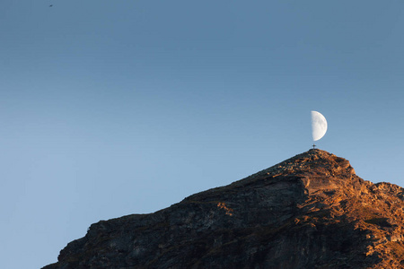 南蒂罗尔北意大利一侧的月亮在山谷的顶峰