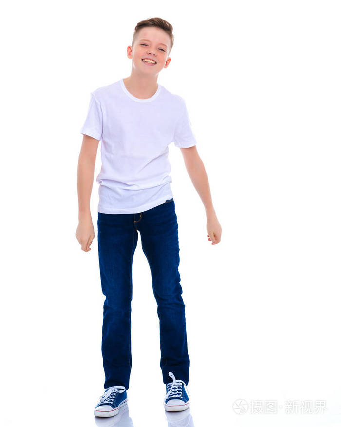 一个完全成长中的少年男孩的肖像