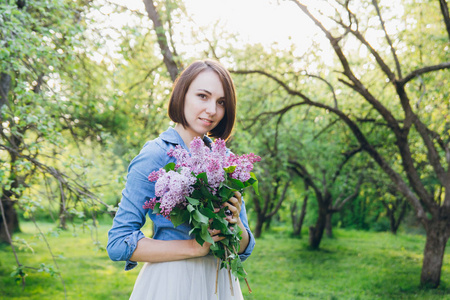 女孩摆着一束丁香花