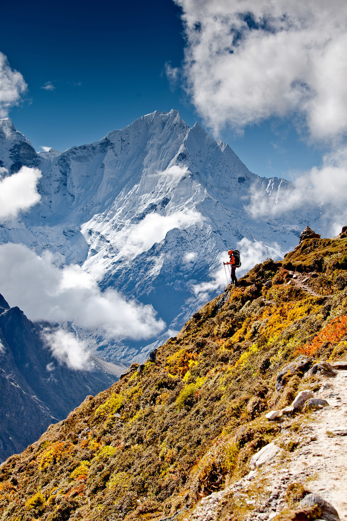 在喜马拉雅山脉徒步旅行