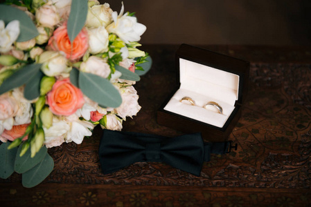 婚礼订婚戒指和鲜花婚礼花束背景, 选择性焦点, 宏