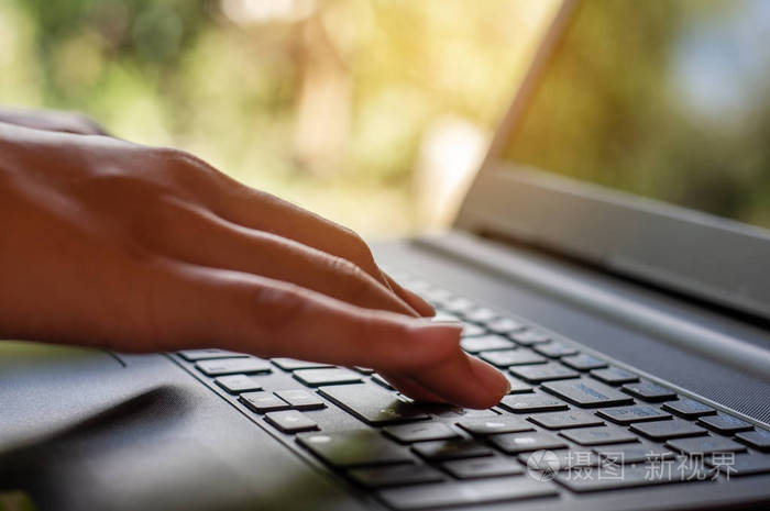 技术网络人与互联网连接概念, 年轻女性手用键盘笔记本电脑搜索网页浏览模糊背景