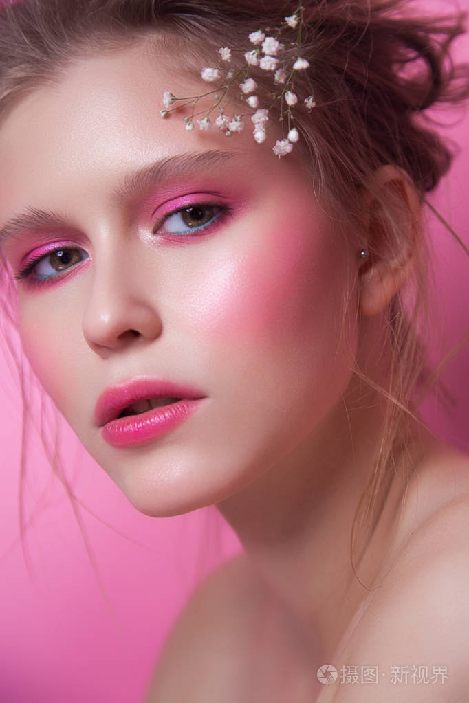 凌乱的头发, 白色的花朵.健康发光肌肤