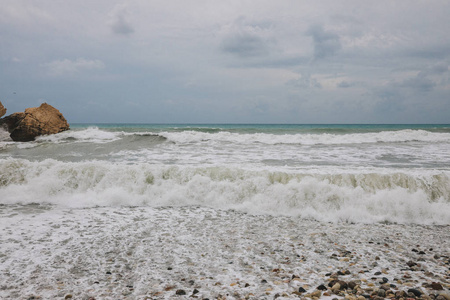 海与深浅不同的蓝色在克里特岛，希腊