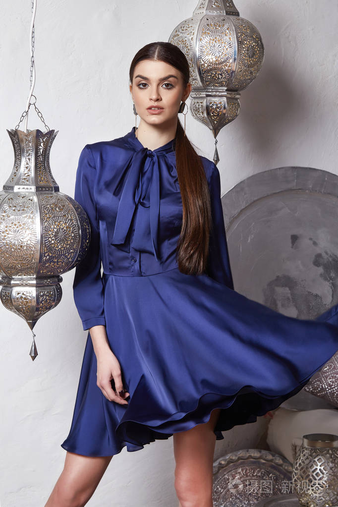 美丽性感的女人的黑褐色头发东方风格阿拉伯语摩洛哥