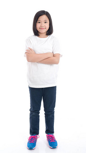 可爱的亚洲女孩，在白色的 t 恤和牛仔裤站在孤立的白色背景