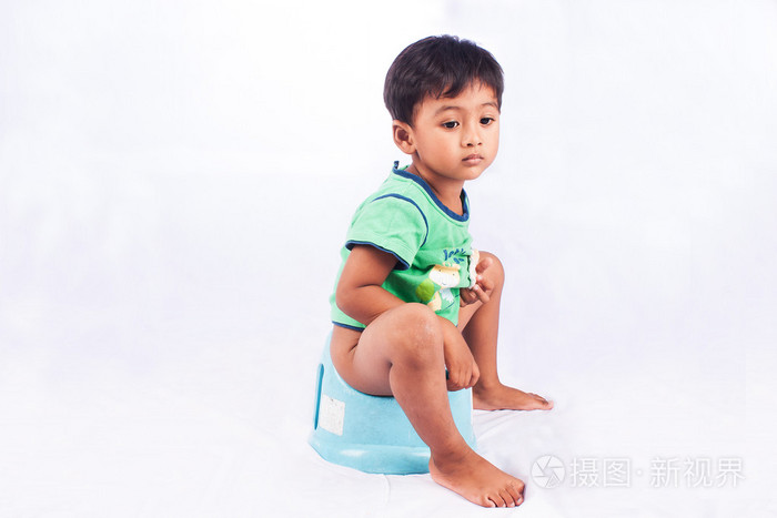 小亚洲男孩大便在白色背景上