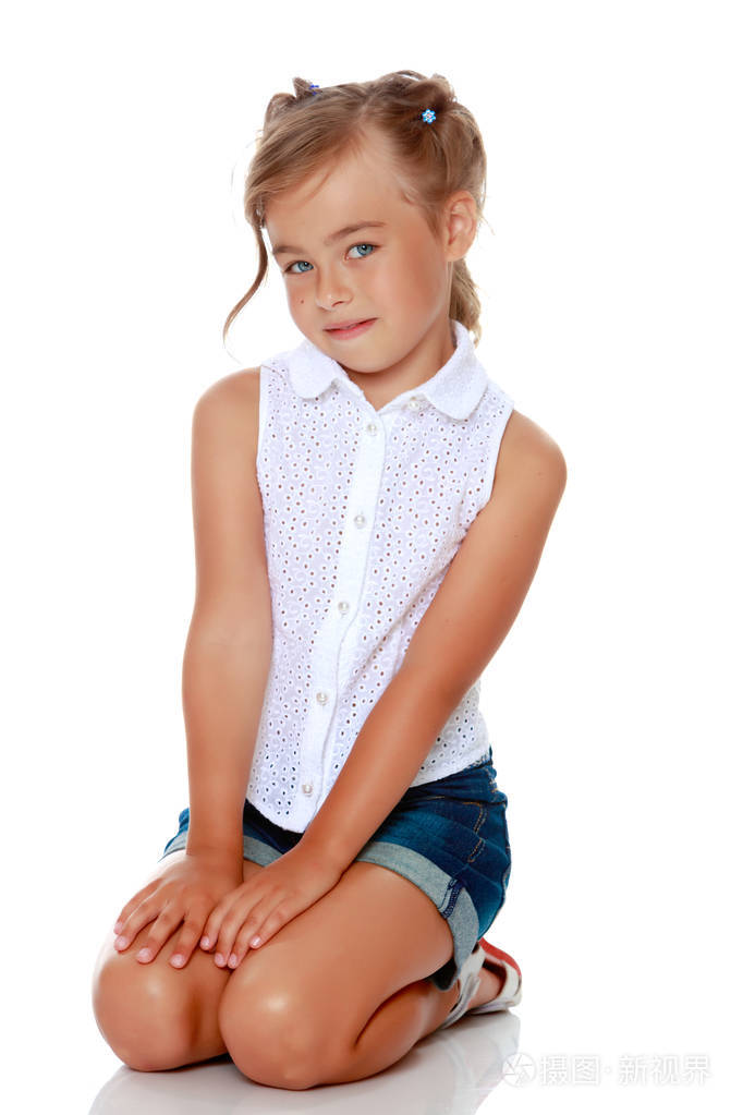 小女孩正坐在地板上