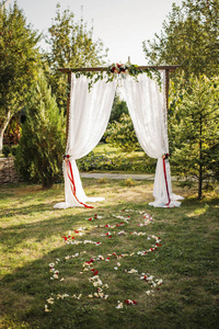 婚礼拱门在公园与花接近