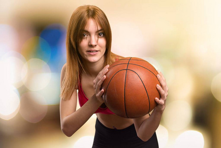 青年运动球篮球不专心的背景上的女人