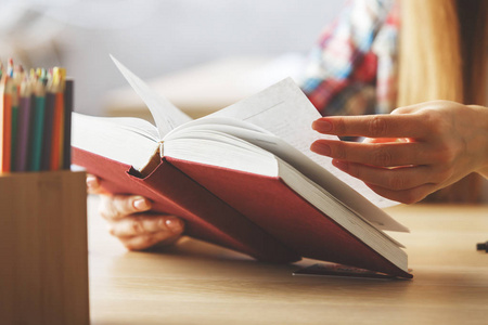 翻书页女性翻书页照片