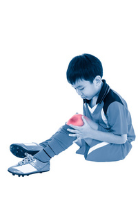 亚洲足球运动员膝关节疼痛与充分的身体。白色背景上孤立