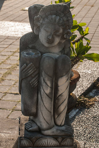 传统的巴厘岛石雕塑的一个女人